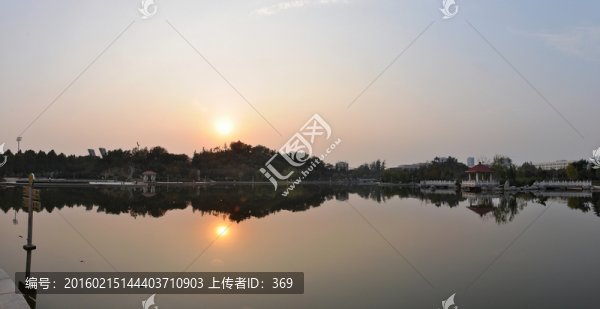 夕陽倒映平靜湖面