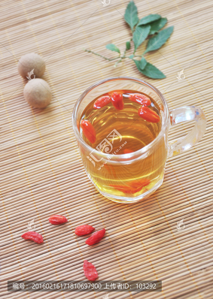俯拍枸杞茶