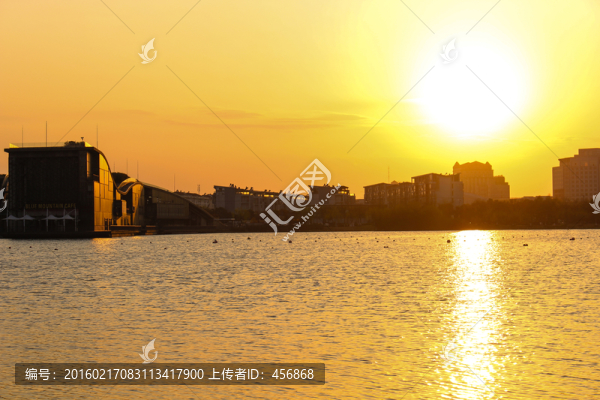 夕陽(yáng)西下