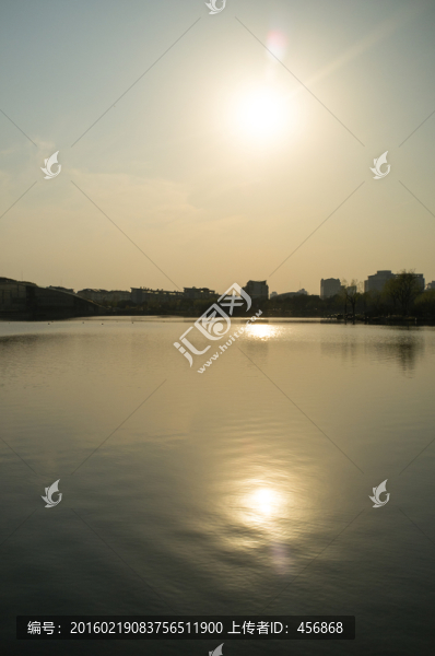 逆光下的湖面