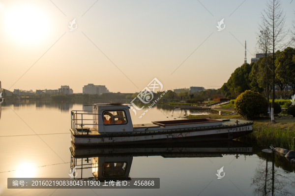 垃圾清運(yùn)船