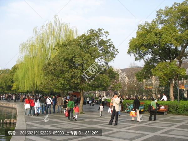 踏春的人們-匯圖網(wǎng) www.fosd68.com 踏春的人們