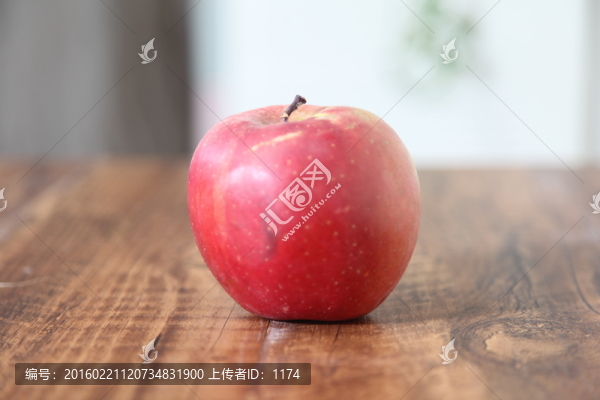 桌上的蘋(píng)果