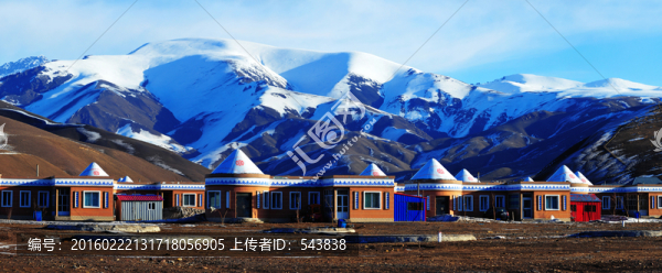 雪山下的帳篷