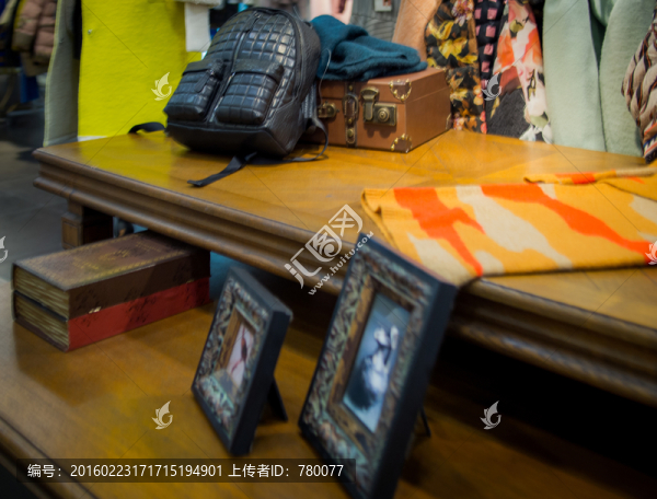 服裝店柜臺(tái)擺設(shè)