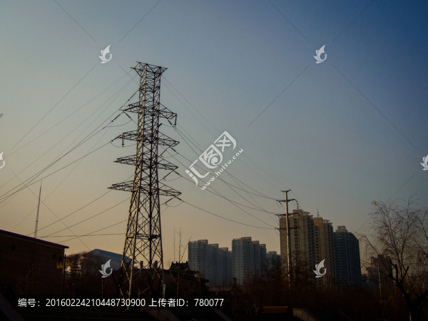 城市里的輸電塔