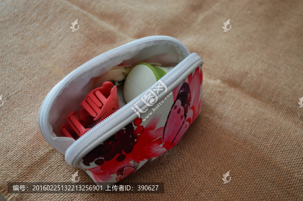 小女孩的化妝包