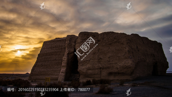 金色陽光下的玉門關(guān)遺址