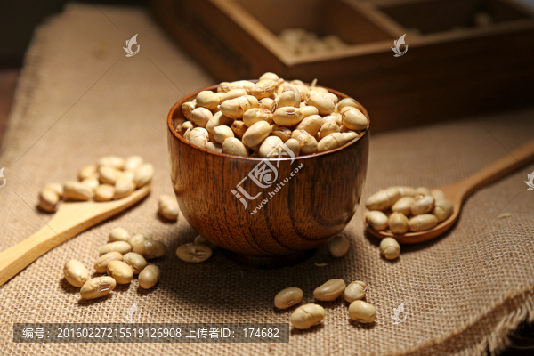 炒黃豆放在木碗和木勺里