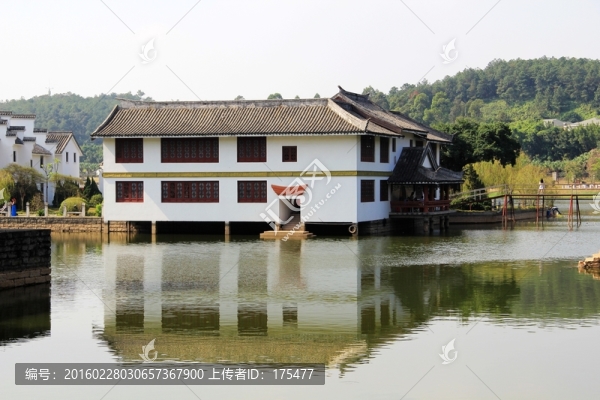 湖邊建筑