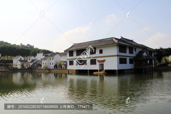 白墻灰瓦建筑
