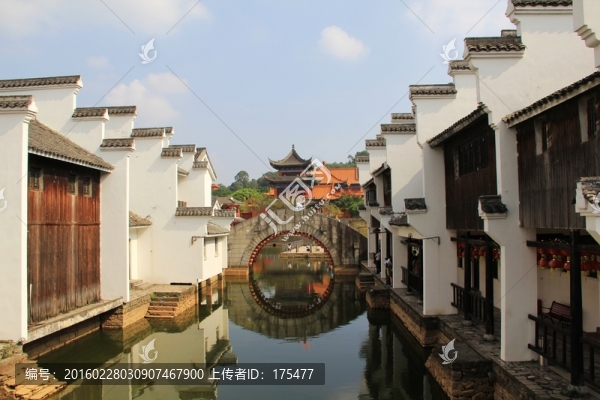白墻灰瓦建筑