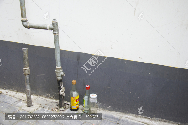 老式民居的天然氣管道