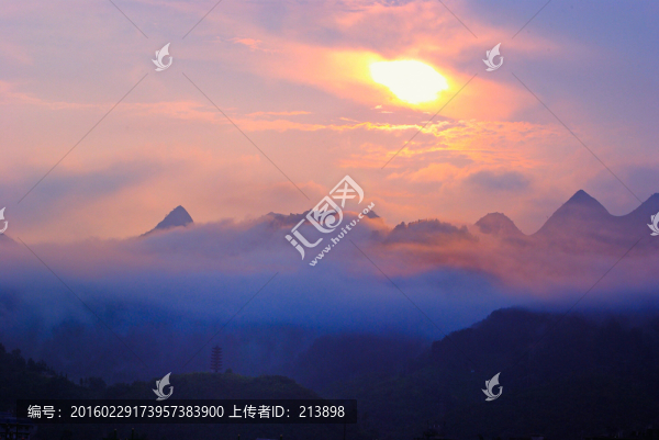 山峰云霧