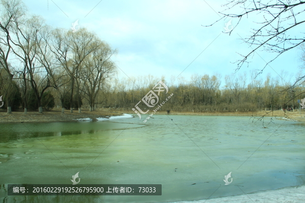 春初河流