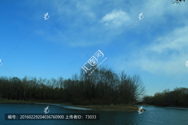 春天湖水