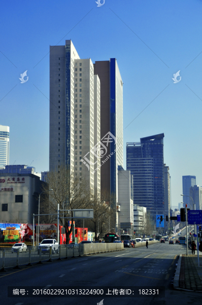 城區(qū)路邊大樓
