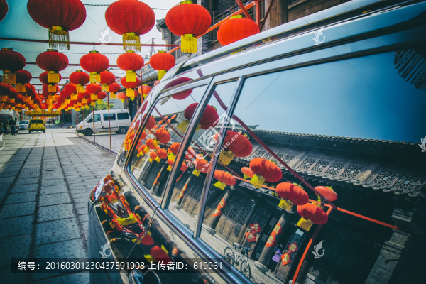 車窗映紅燈籠