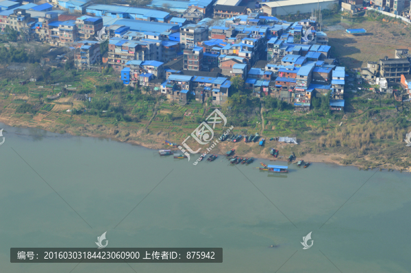 俯拍溪流漁船