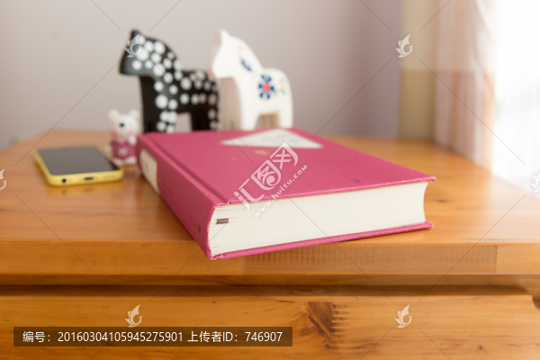 書玩具和桌子