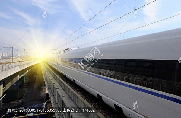 行駛中的高鐵列車