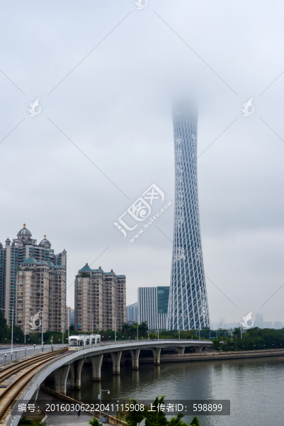 云霧中的小蠻腰