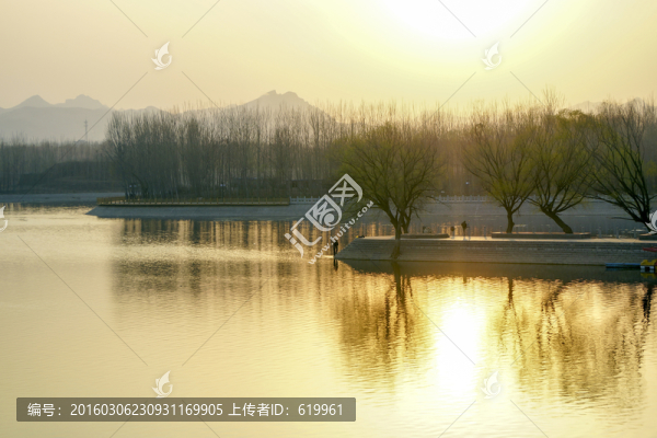 霞光湖色