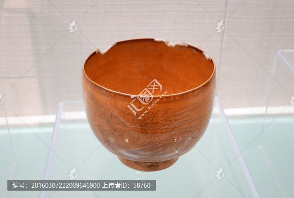 黃釉刻花缽