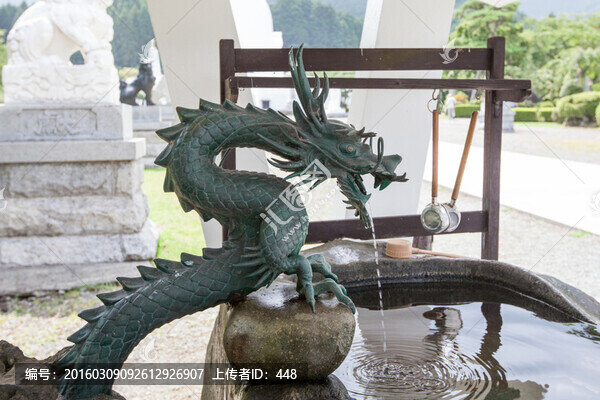 龍,水池,口中流水的龍