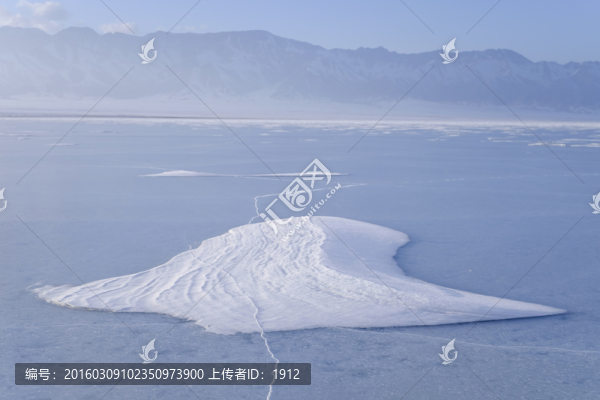 冰湖