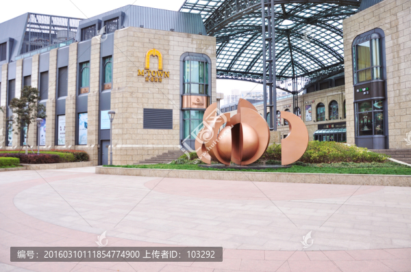 上海新淮海坊的抽象雕塑