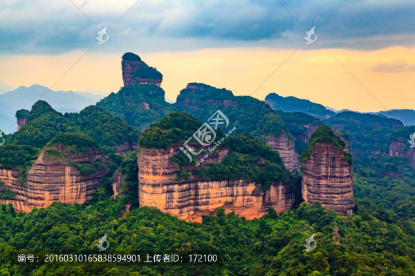 韶關(guān)丹霞山僧帽峰