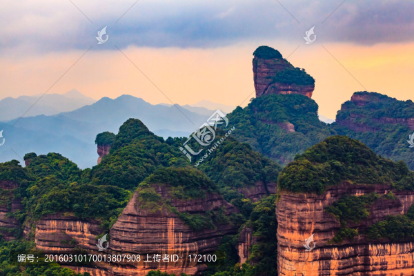 韶關(guān)丹霞山僧帽峰