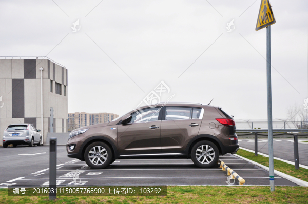 戶外停車位上的咖啡色SUV汽車
