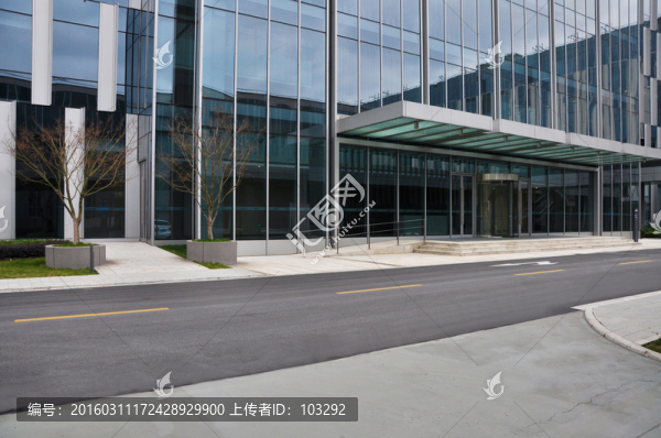 玻璃幕墻寫(xiě)字樓與瀝青公路