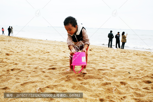 玩沙小孩