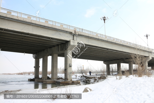 冬日伊犁河大橋