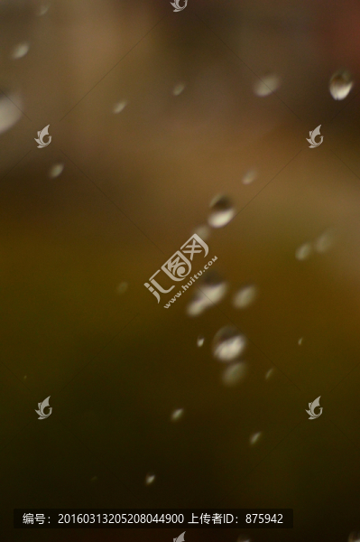 玻璃上的雨滴