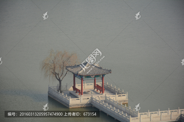 湖中涼亭