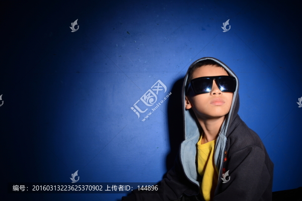 男孩,抬頭仰望