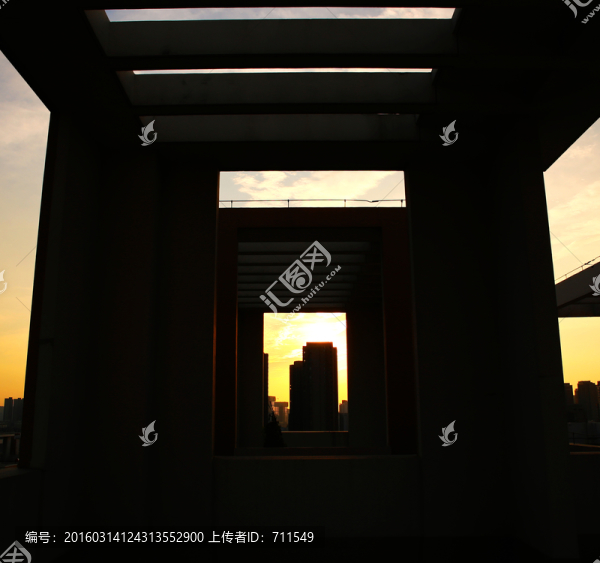 夕陽下建筑剪影