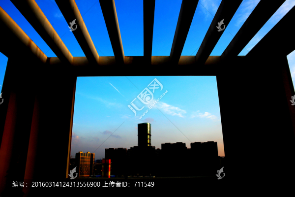 藍(lán)天下建筑剪影