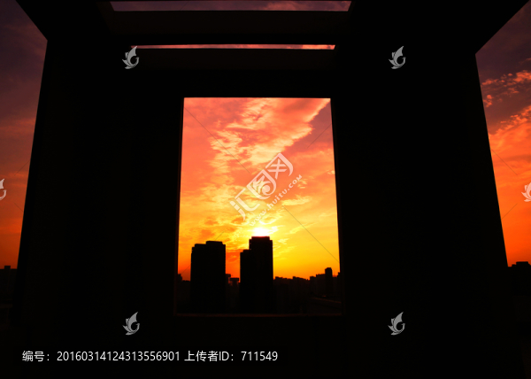 晚霞中建筑剪影