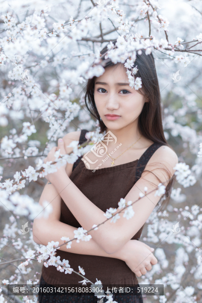 花叢里的女孩