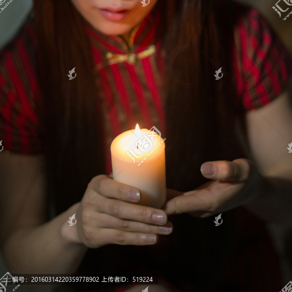 雙手捧蠟燭