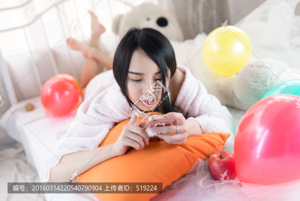 使用手機(jī)的女孩