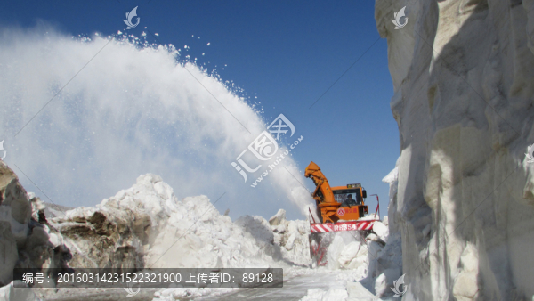 工作中的清雪機