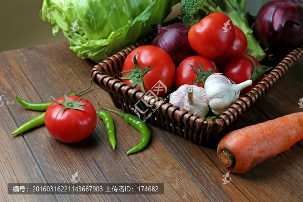 多種蔬菜放在柳編筐里