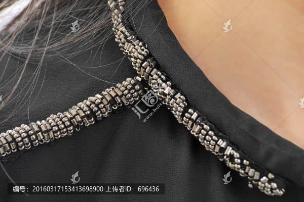 領(lǐng)口鑲嵌珠子