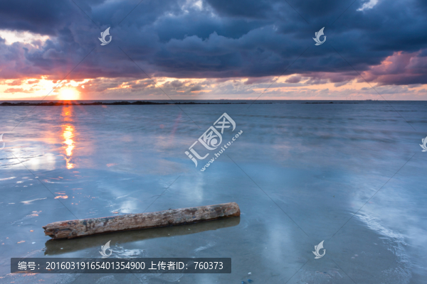 唯美大自然之黃昏海灘枯木